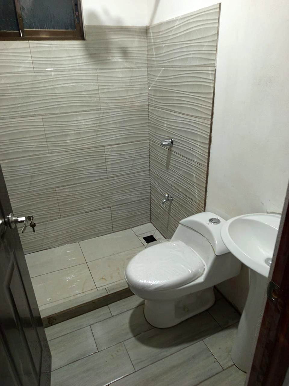 Baño de casa terminada con el bono